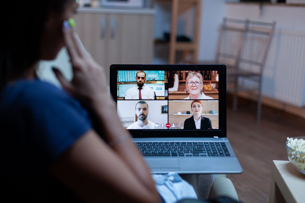 Profissional freelancer em uma videoconferência com a equipe Profissional freelancer em uma videoconferência com a equipe