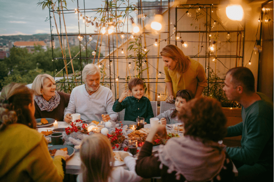 famille à table pour Thanksgiving