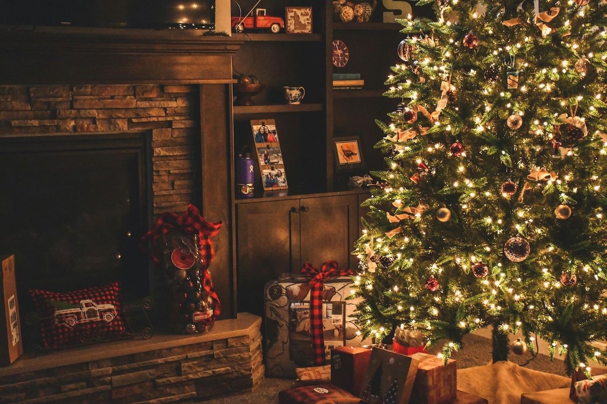 Albero di Natale accanto al camino e ai regali