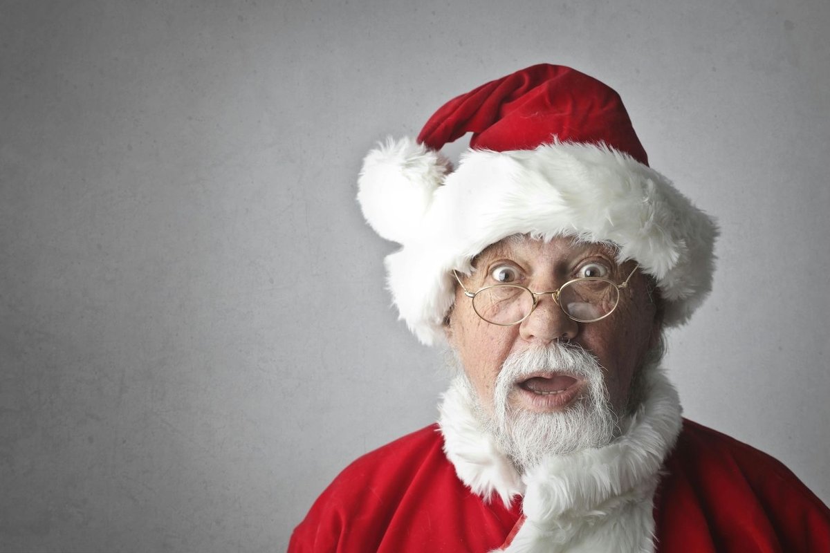Babbo Natale su sfondo grigio
