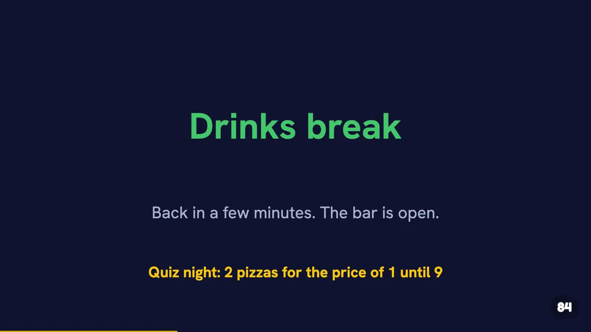 Een dia voor de drankpauze op het grote scherm met de eigen actie van de zaak
