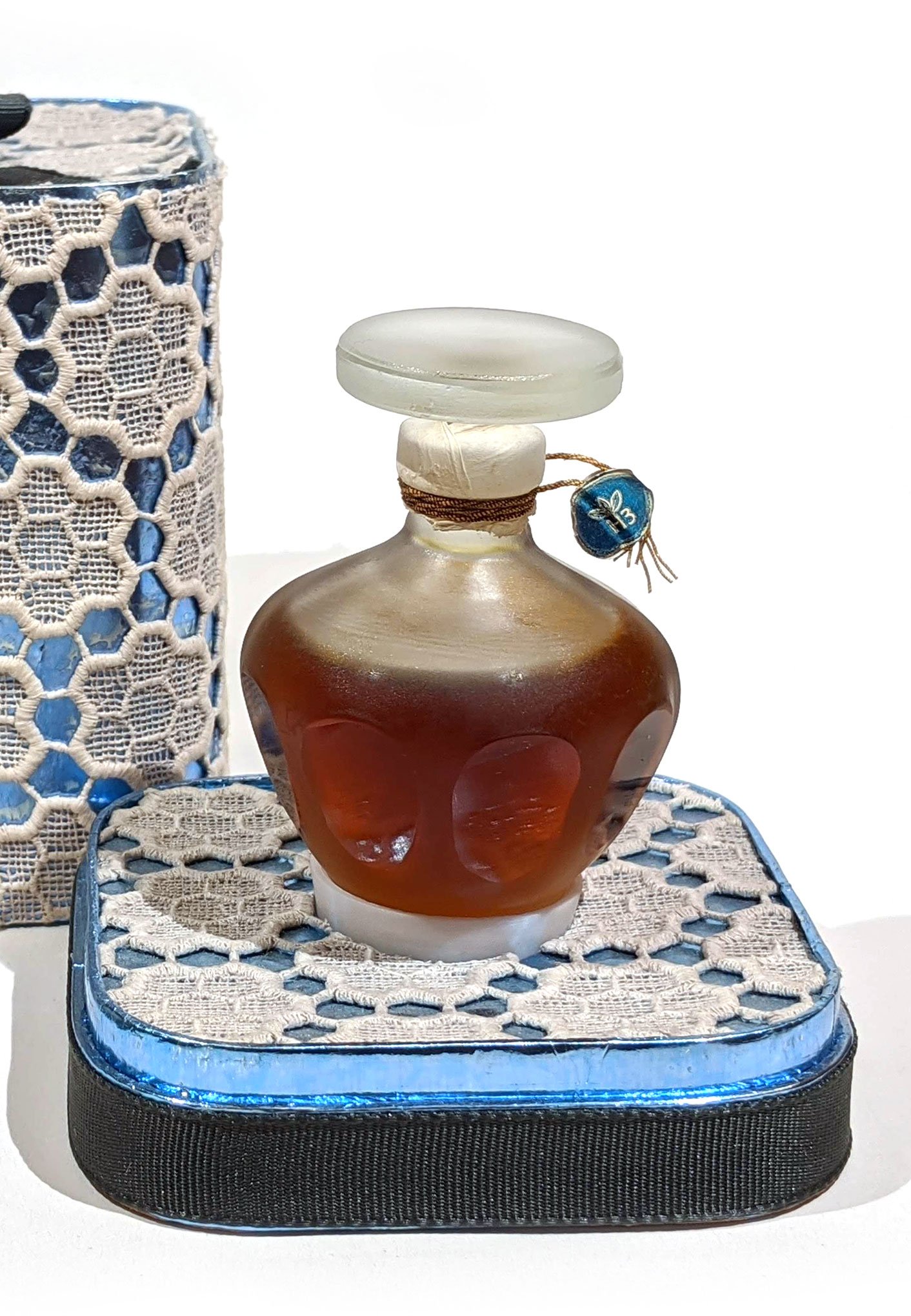 Незнакомка (Unknown Woman) by Новая Заря (The New Dawn) perfume bottle