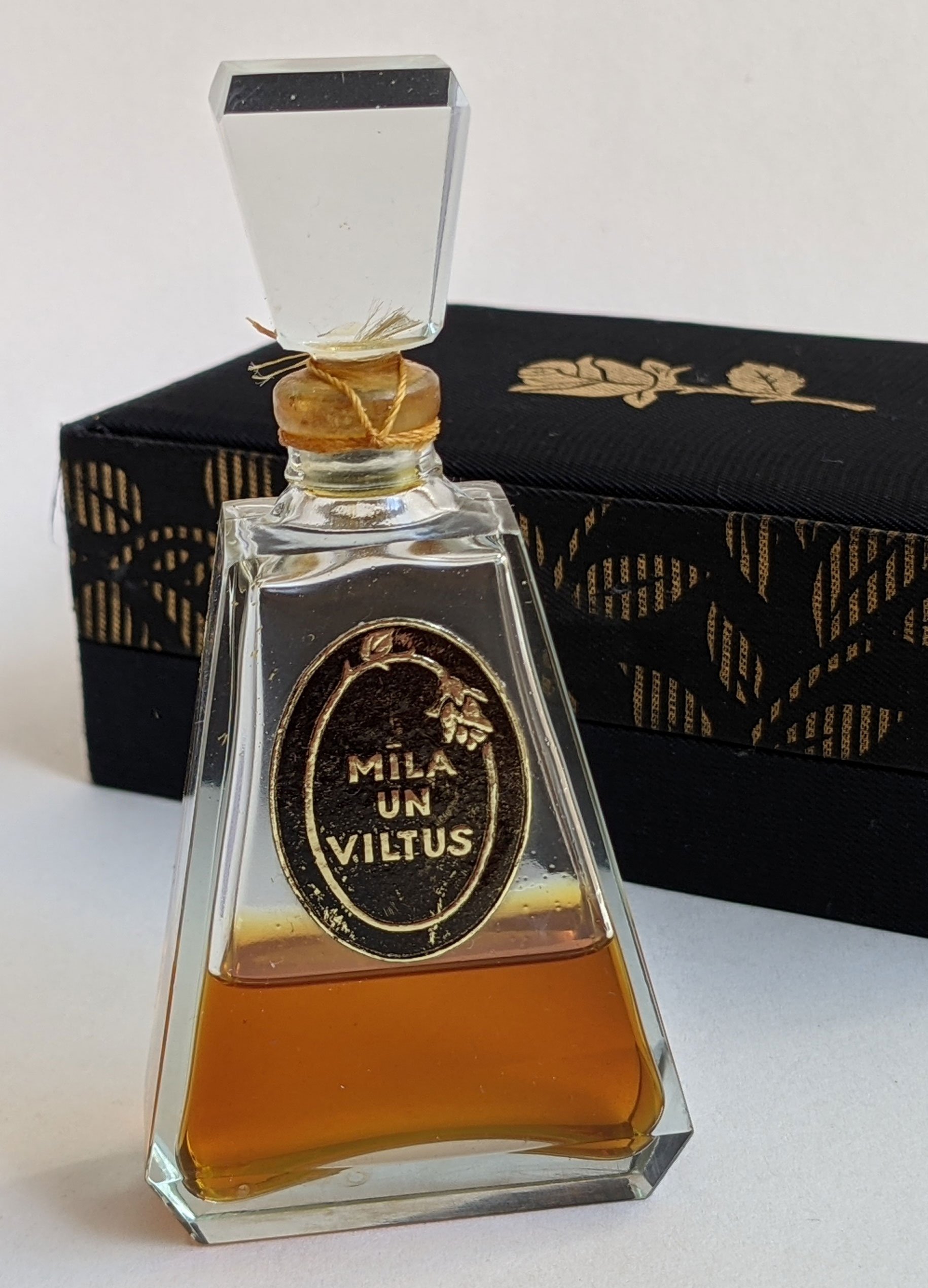 Mīla Un Viltus (Коварство И Любовь) by Dzintars perfume bottle