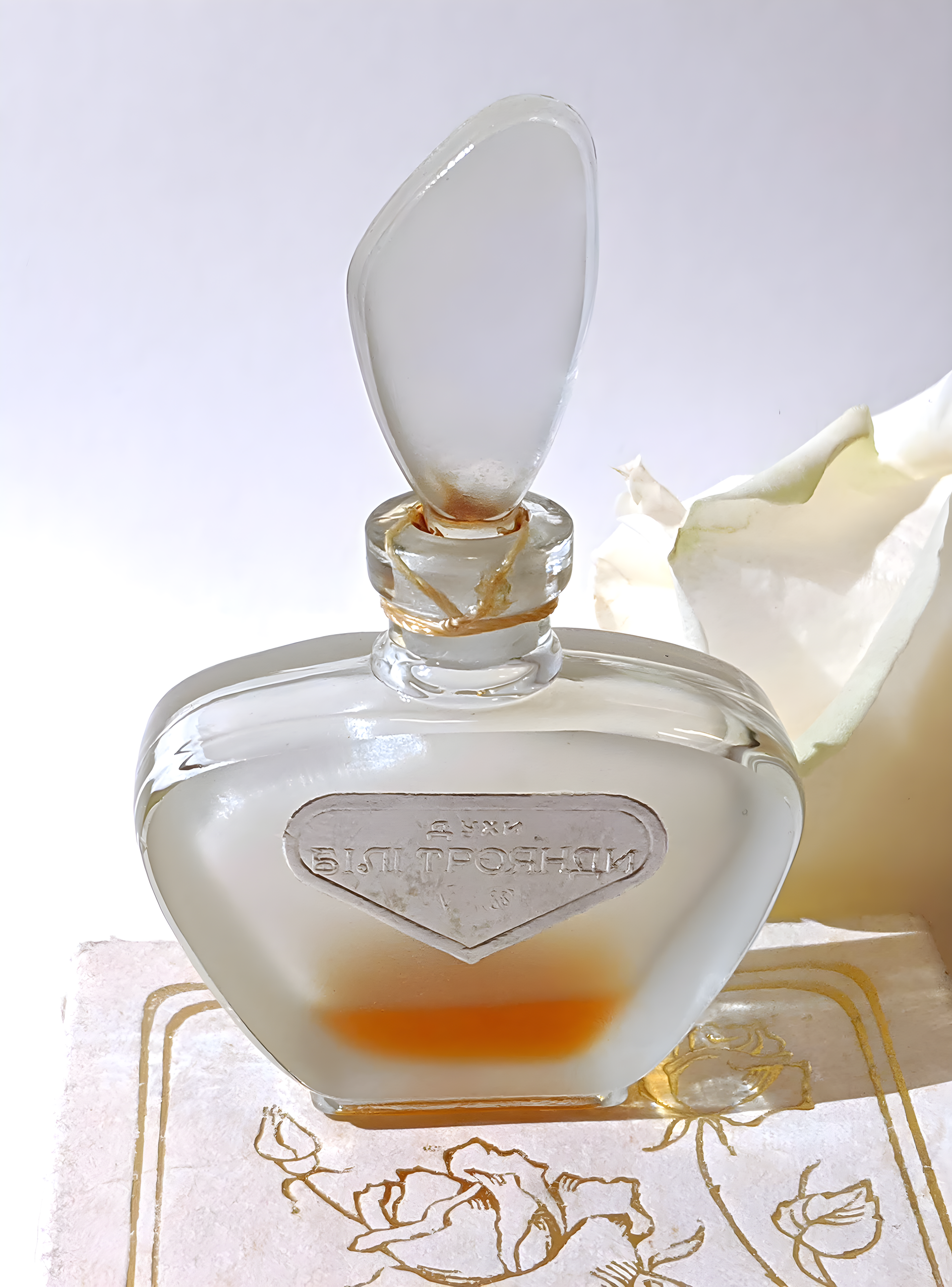 Белые Розы - White Roses by Red Carnation – Красная гвоздика perfume bottle