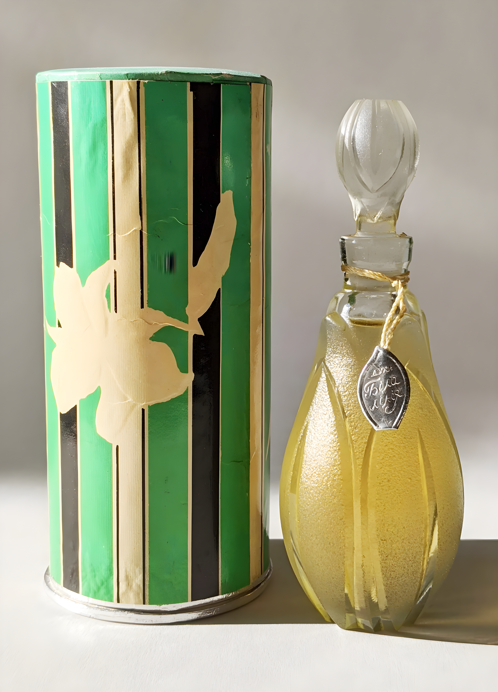 Белая Лилия - White Lily by Lviv Perfume Factory - Львовская парфюмерная фабрика perfume bottle