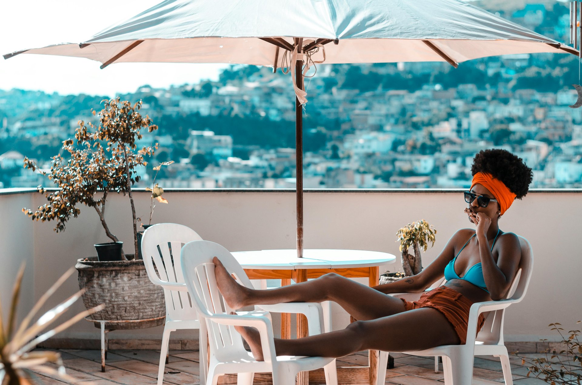 woman-sitting-in-a-chair-vacationing