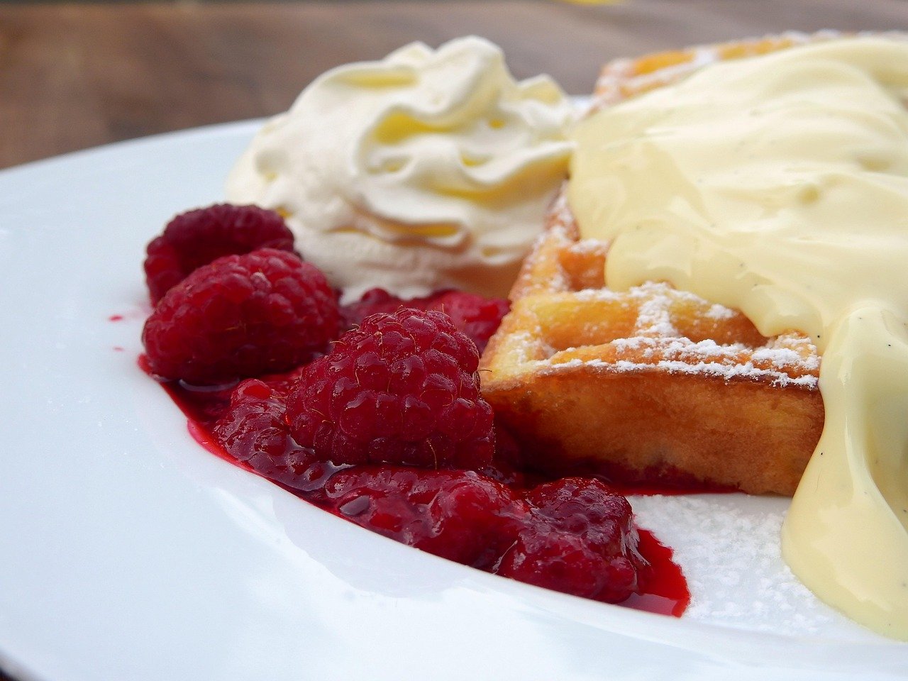 vanilla-and-raspberries-dessert